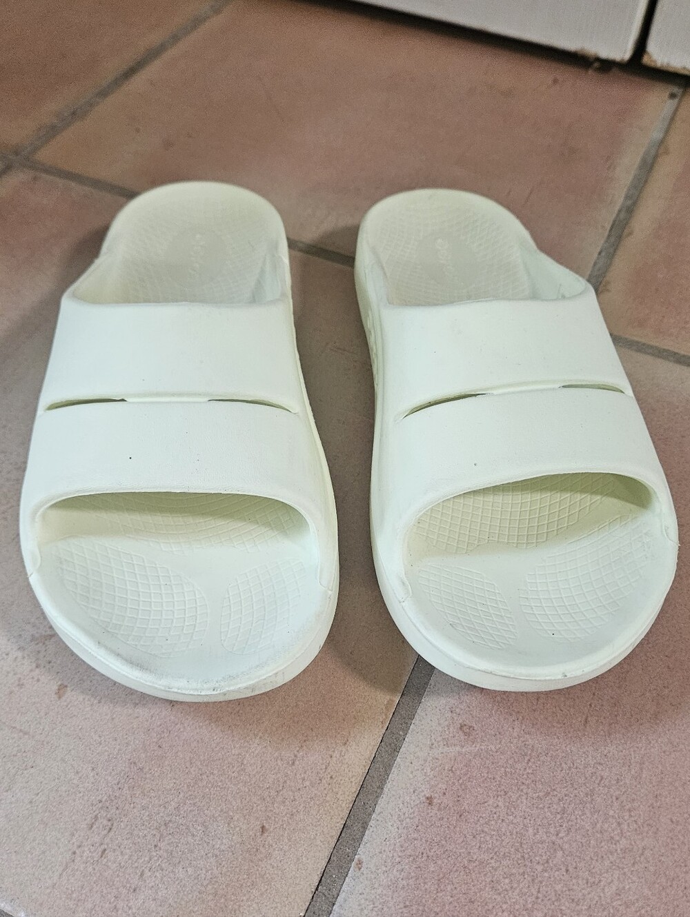 OOFOS OOahh Recovery Slide In Pale Yellow